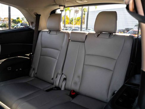 Used 2017 Honda Pilot Touring image 18