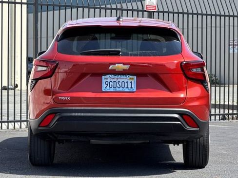 Used 2024 Chevrolet Trax LS w/ LS Convenience Package FWD image 5