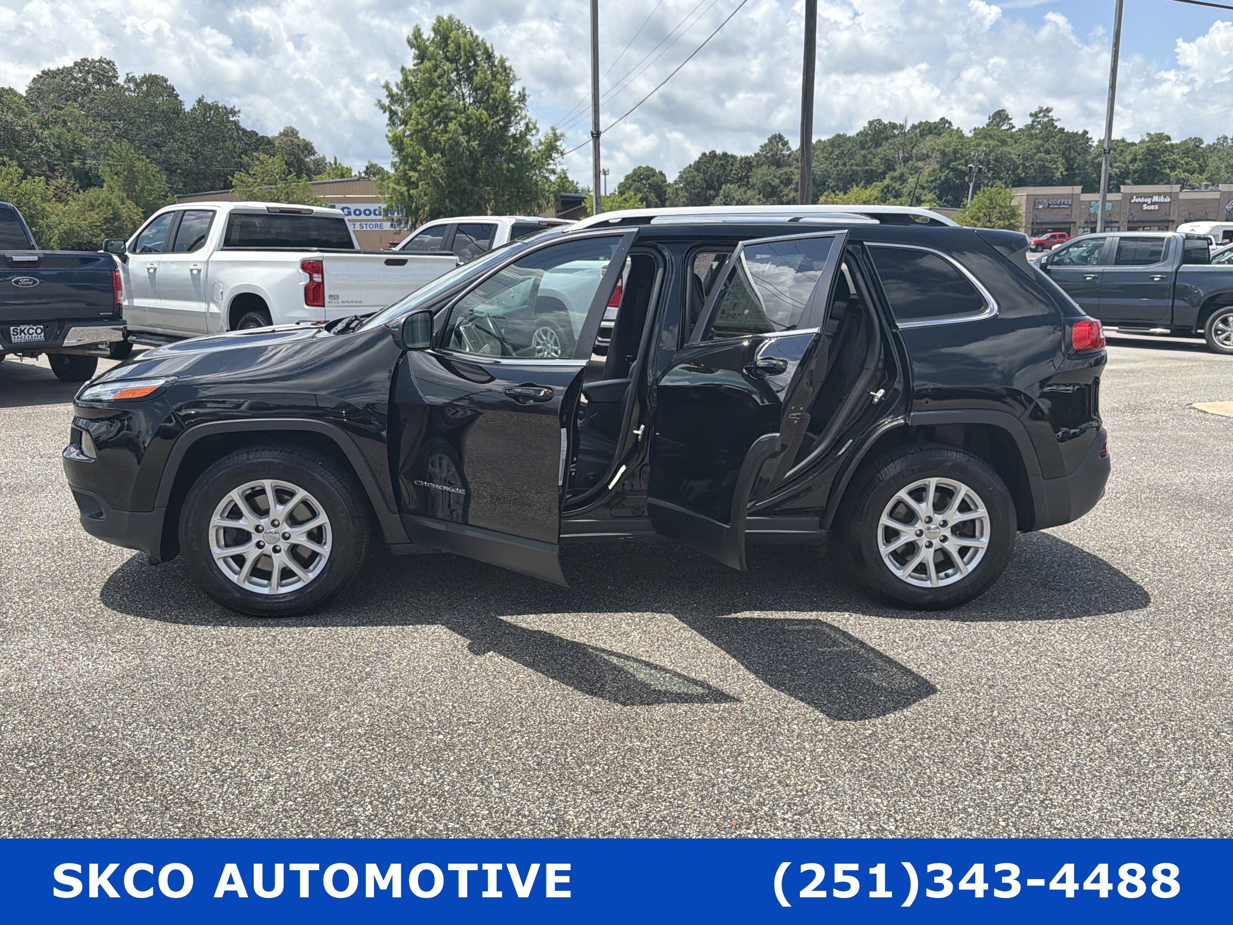 Used 2018 Jeep Cherokee Latitude Plus AWD/4WD image 31