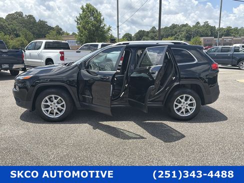 Used 2018 Jeep Cherokee Latitude Plus AWD/4WD image 31