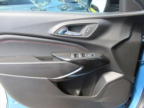 Used 2025 Chevrolet Trax RS image 17