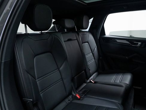 Used 2023 Porsche Cayenne w/ Premium Package image 22