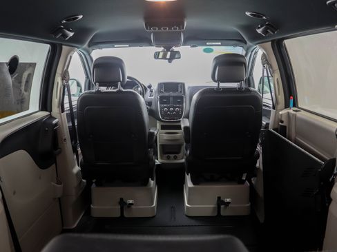 Used 2019 Dodge Grand Caravan SXT FWD image 14