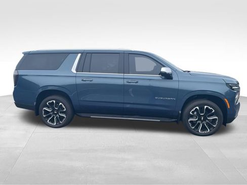 Used 2025 Chevrolet Suburban Premier AWD/4WD image 4