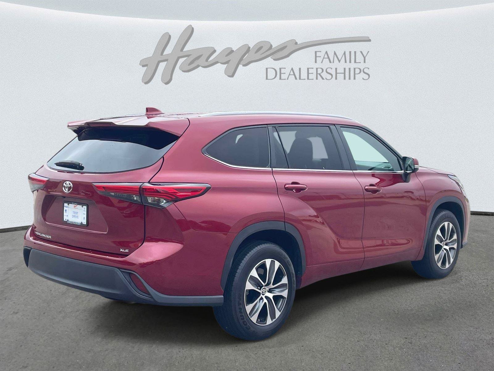 Used 2023 Toyota Highlander XLE FWD image 3
