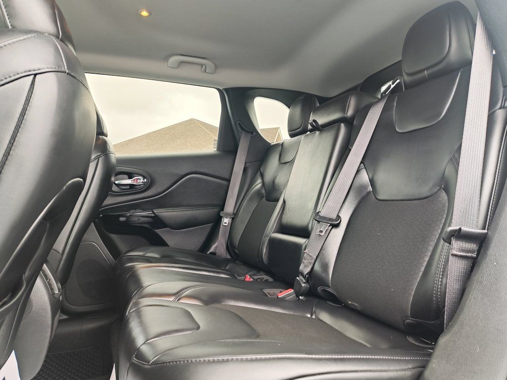 Used 2020 Jeep Cherokee Latitude Plus AWD/4WD image 14