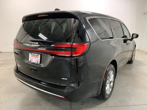Used 2023 Chrysler Pacifica Touring-L w/ Uconnect Theater Family Group AWD/4WD image 9