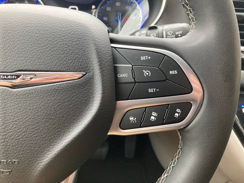 Used 2023 Chrysler Pacifica Touring-L FWD image 22