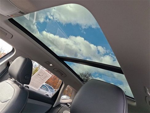 Used 2022 Volkswagen Taos SEL w/ Panoramic Sunroof Package image 14