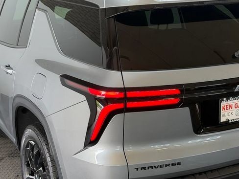 Used 2024 Chevrolet Traverse LT w/ Midnight/Sport Edition FWD image 8