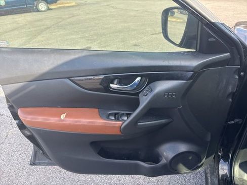 Used 2018 Nissan Rogue SL w/ Premium Package image 10