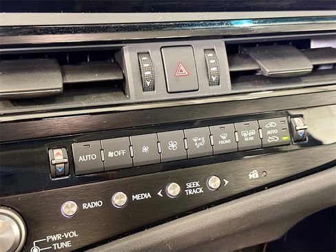Used 2024 Lexus ES 300h w/ Accessory Package (Z2) image 15