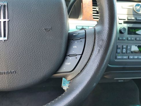 Used 2010 Lincoln Town Car Signature Limited RWD image 23