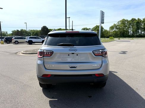 Used 2024 Jeep Compass Latitude image 4