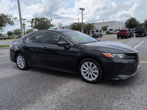 Used 2018 Toyota Camry LE FWD image 2