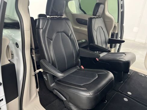 Used 2024 Chrysler Pacifica Touring-L image 21