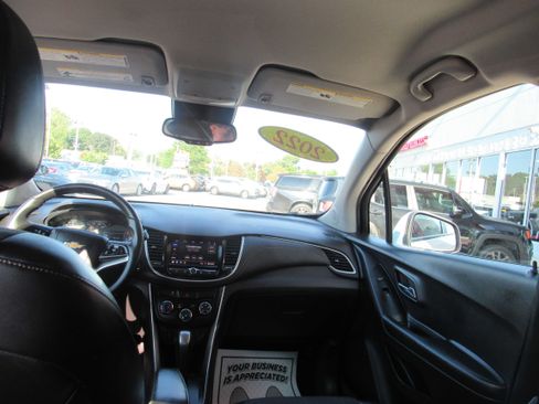 Used 2022 Chevrolet Trax LT w/ LT Convenience Package AWD/4WD image 12