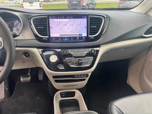 Used 2023 Chrysler Pacifica Touring-L FWD image 16