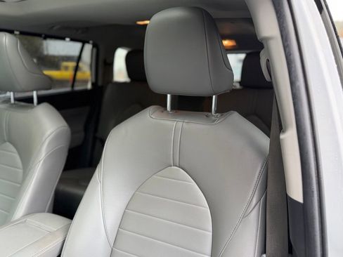 Used 2022 Toyota Highlander XLE AWD/4WD image 7
