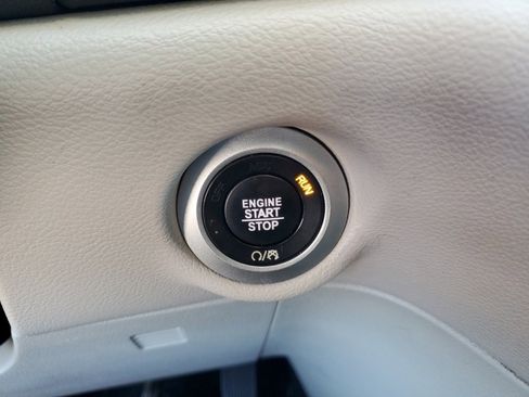 Used 2017 Chrysler Pacifica Touring-L image 17