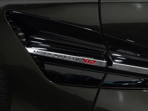 Used 2025 Aston Martin Vanquish image 21