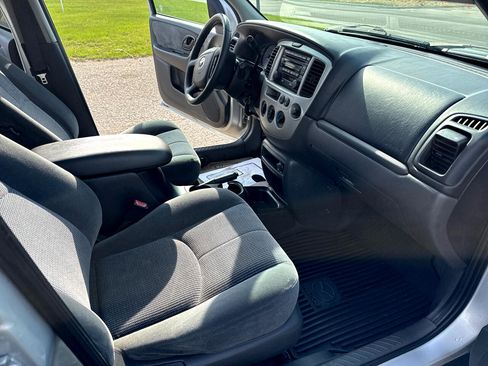 Used 2003 MAZDA Tribute LX image 29