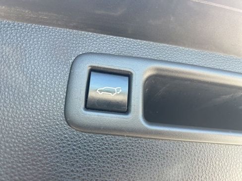 Used 2020 Toyota Highlander XLE AWD/4WD image 8