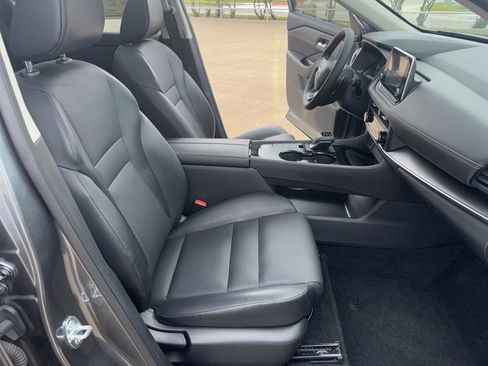 Used 2025 Nissan Rogue SV w/ SV Premium Package FWD image 13