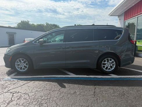 Used 2022 Chrysler Pacifica Touring-L FWD image 4