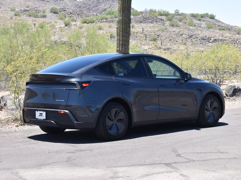 Used 2026 Tesla Model Y AWD image 8