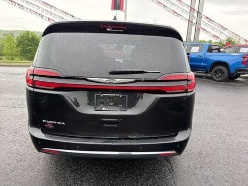 Used 2023 Chrysler Pacifica Touring-L FWD image 5