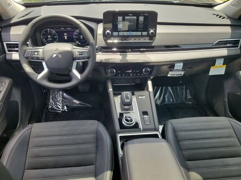 New 2025 Mitsubishi Outlander SE image 18