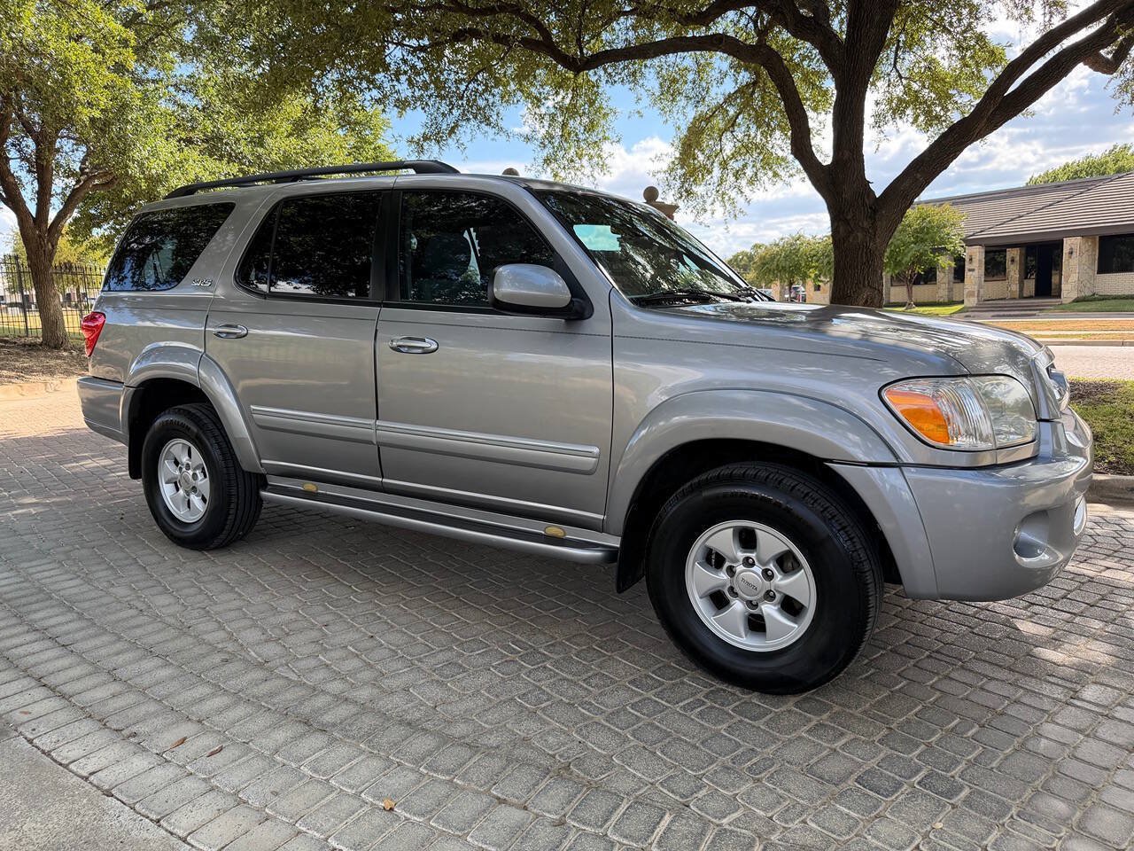 Used 2005 Toyota Sequoia SR5 w/ Towing Pkg RWD image 2