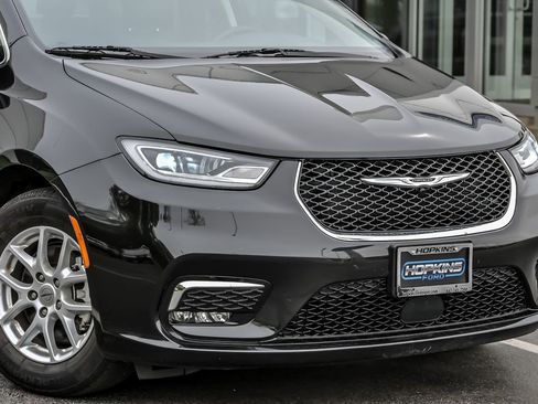 Used 2023 Chrysler Pacifica Touring-L FWD image 2