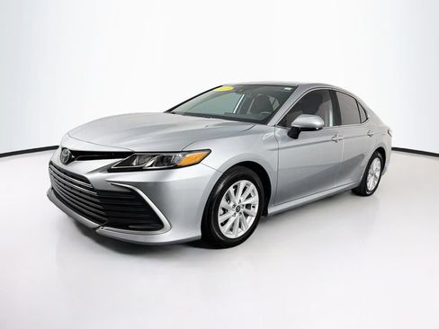 Used 2022 Toyota Camry LE FWD image 3