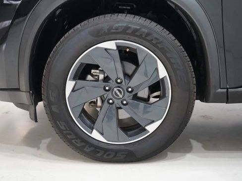 Used 2024 Nissan Rogue SV image 11