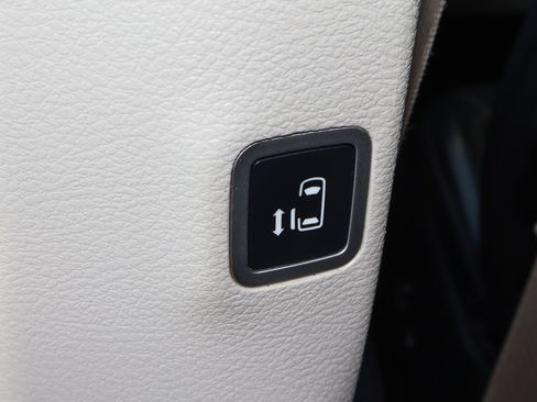 Used 2017 Chrysler Pacifica Touring-L image 18