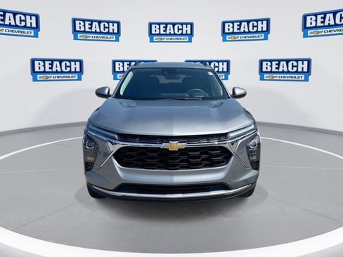 Used 2025 Chevrolet Trax LT FWD image 3