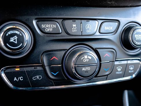 Used 2017 Jeep Cherokee Limited w/ Luxury Group AWD/4WD image 31