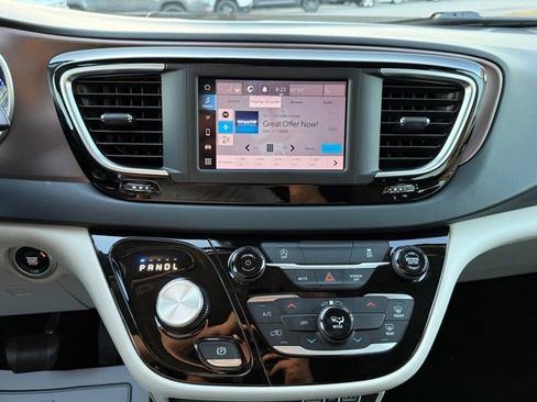 Used 2023 Chrysler Voyager LX FWD image 17