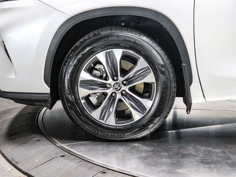 Certified 2024 Toyota Highlander XLE FWD image 9