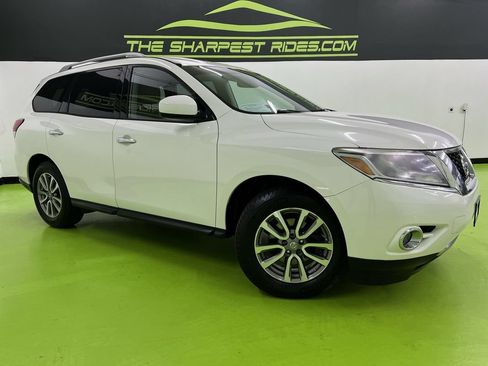 Used 2016 Nissan Pathfinder SV FWD image 1