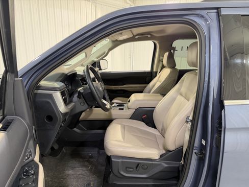 Used 2023 Ford Expedition Max XLT image 10