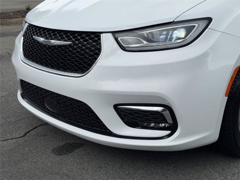 Used 2023 Chrysler Pacifica Touring-L FWD image 36