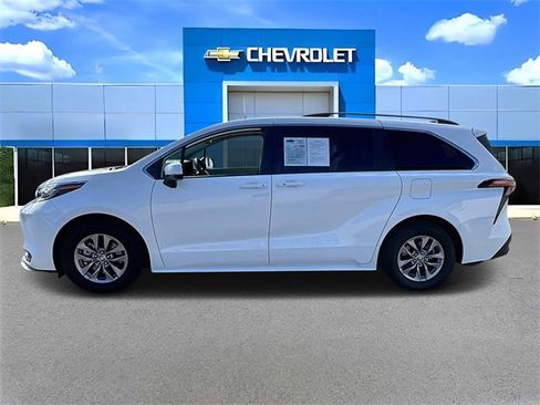 Used 2022 Toyota Sienna LE w/ LE Plus Package image 6