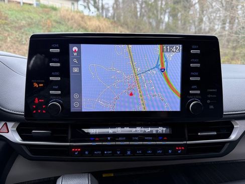 Used 2023 Toyota Sienna Limited image 29