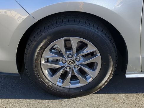 Used 2024 Toyota Sienna LE image 13