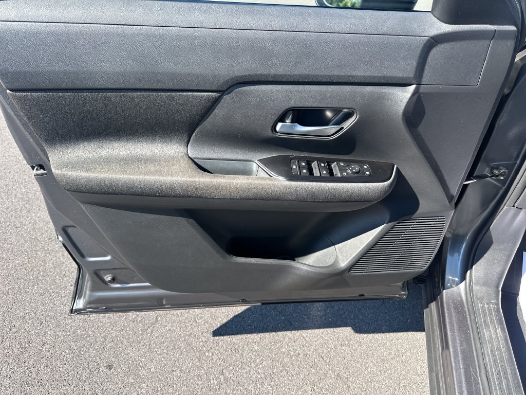 Used 2025 Nissan Kicks SV AWD/4WD image 15