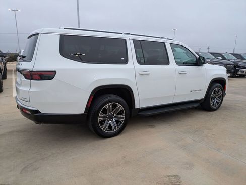 Certified 2024 Jeep Wagoneer L Series II w/ Flexible Seating Group image 2