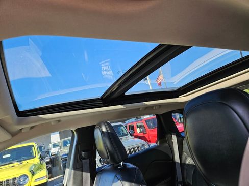 Used 2015 Jeep Cherokee Limited w/ Luxury Group image 23